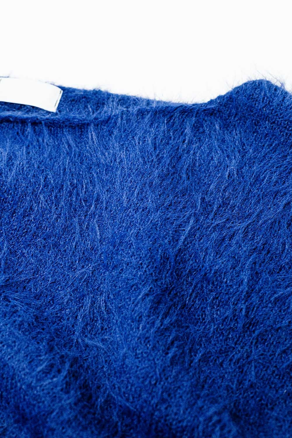 cropped fluffy sweater in navy blue fitted at the waist