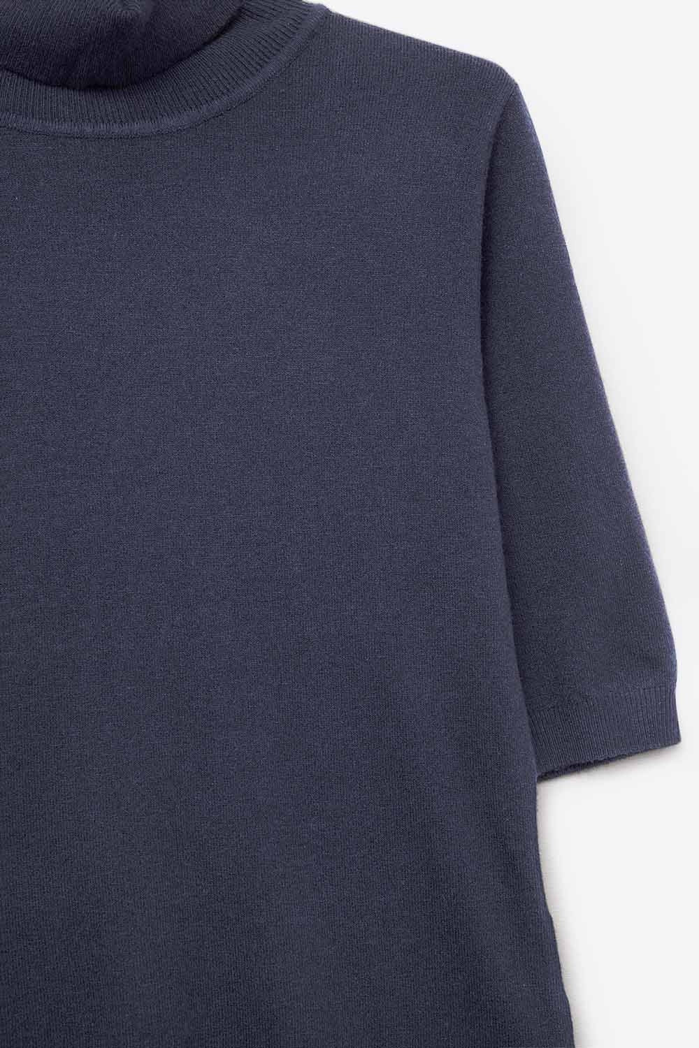 Fine knit sweater in navy blue with a high neck and elbow-length sleeves
