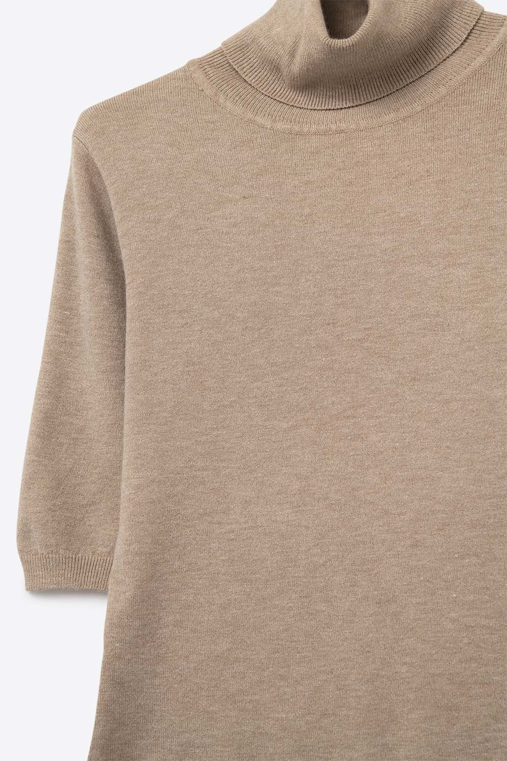 Fine knit sweater in beige with a high neck and elbow-length sleeves