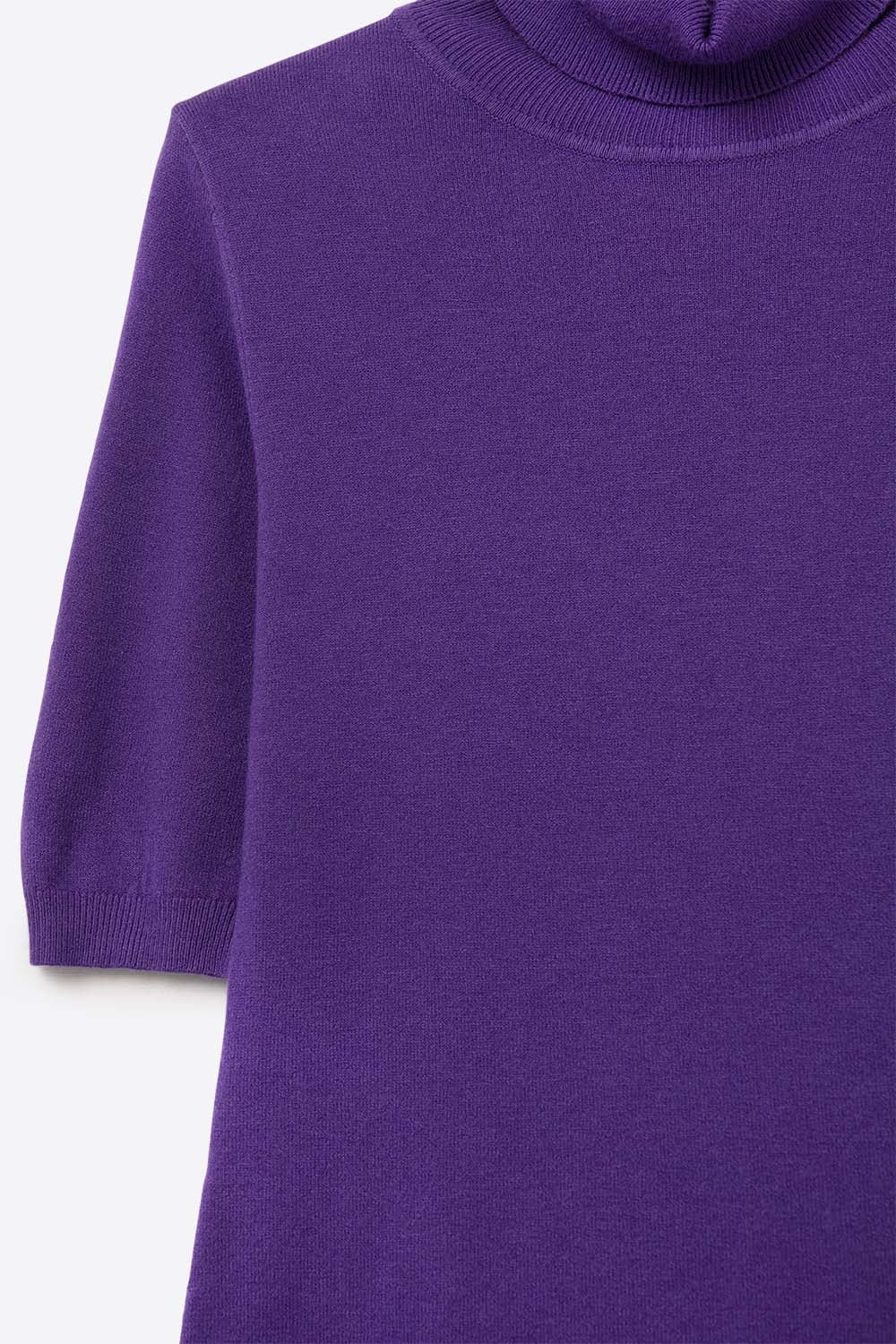 Fine knit sweater in purple with a high neck and elbow-length sleeves