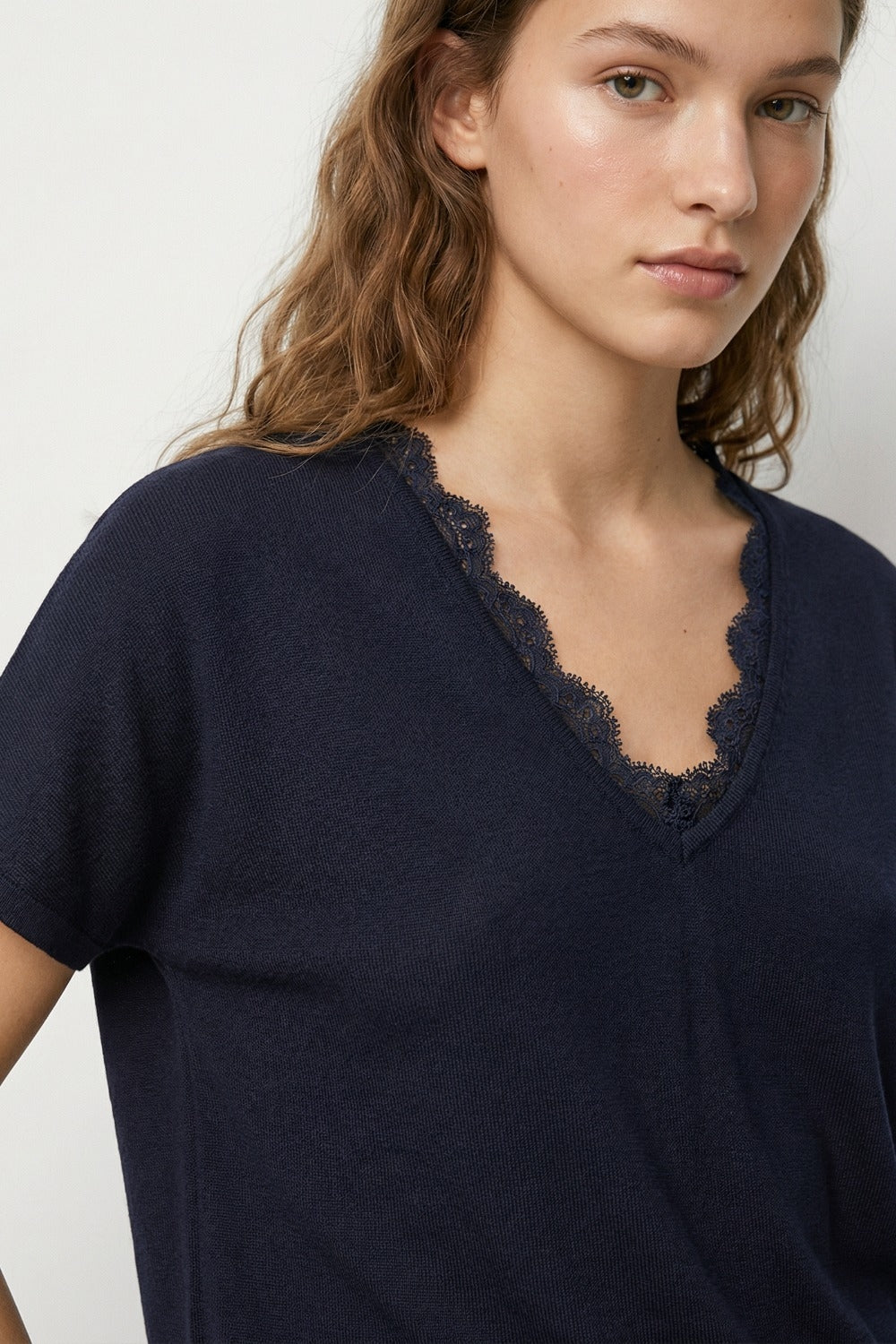Fine and soft knit sweater with V-neck and lace trim in navy