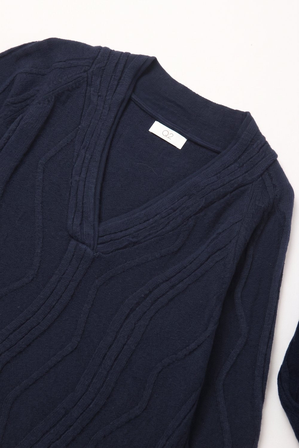 Textured Wave-Knit V-Neck Sweater in navy - Jumpers