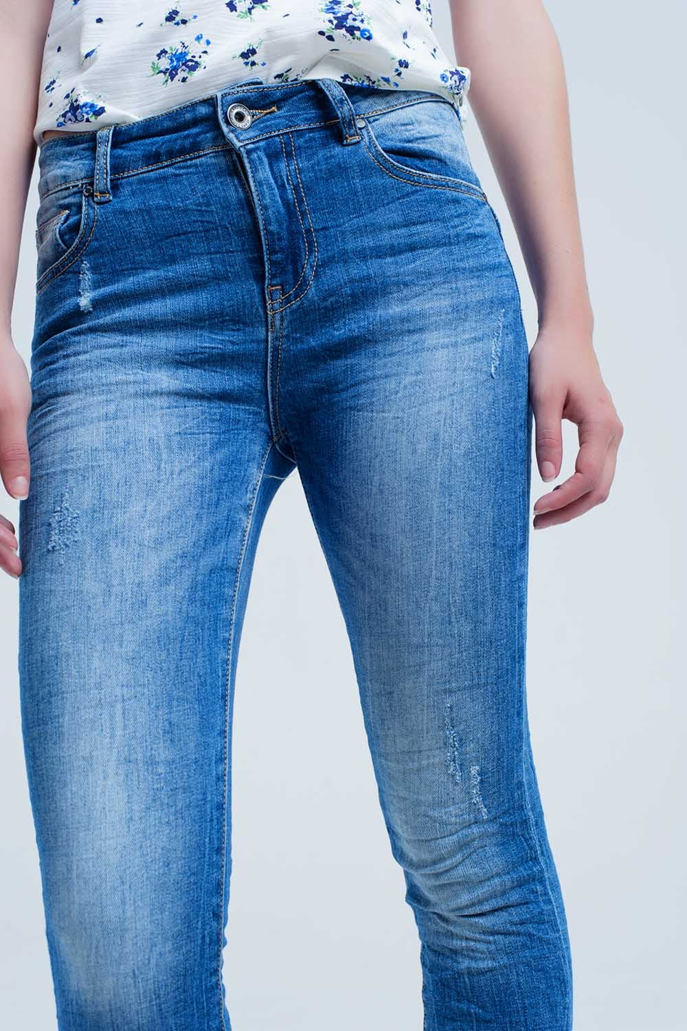 skinny jeans with worn color and wrinkles