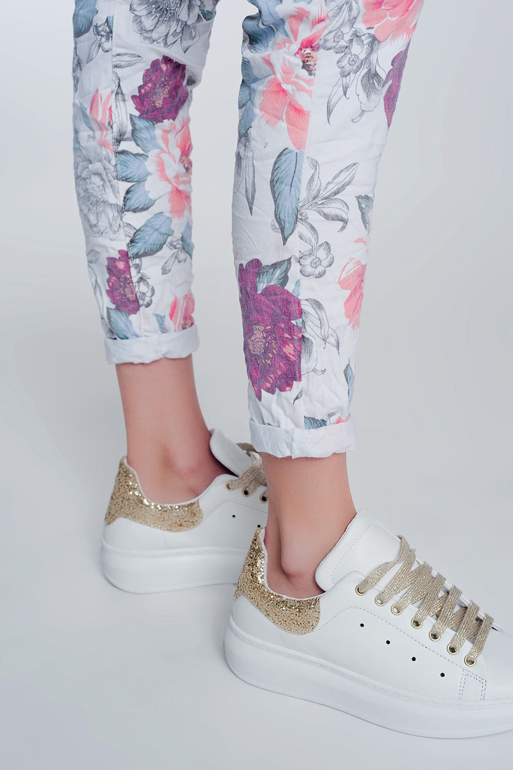 White boyfriend jeans with floral print
