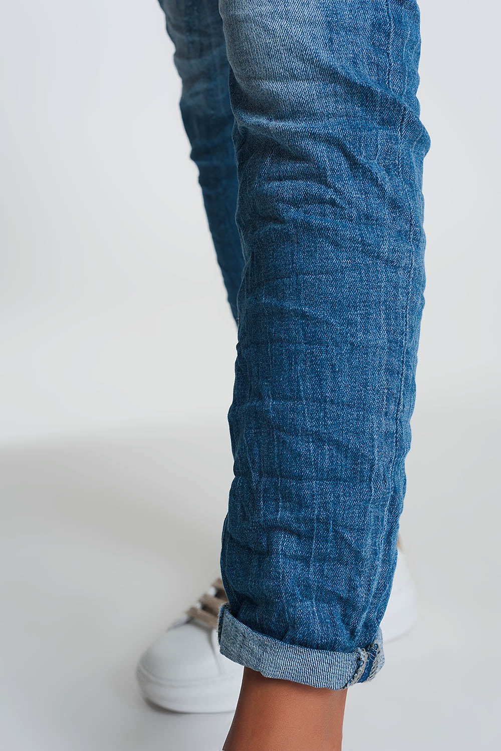 Wrinkled boyfriend jeans in light denim with ripped details - Denim