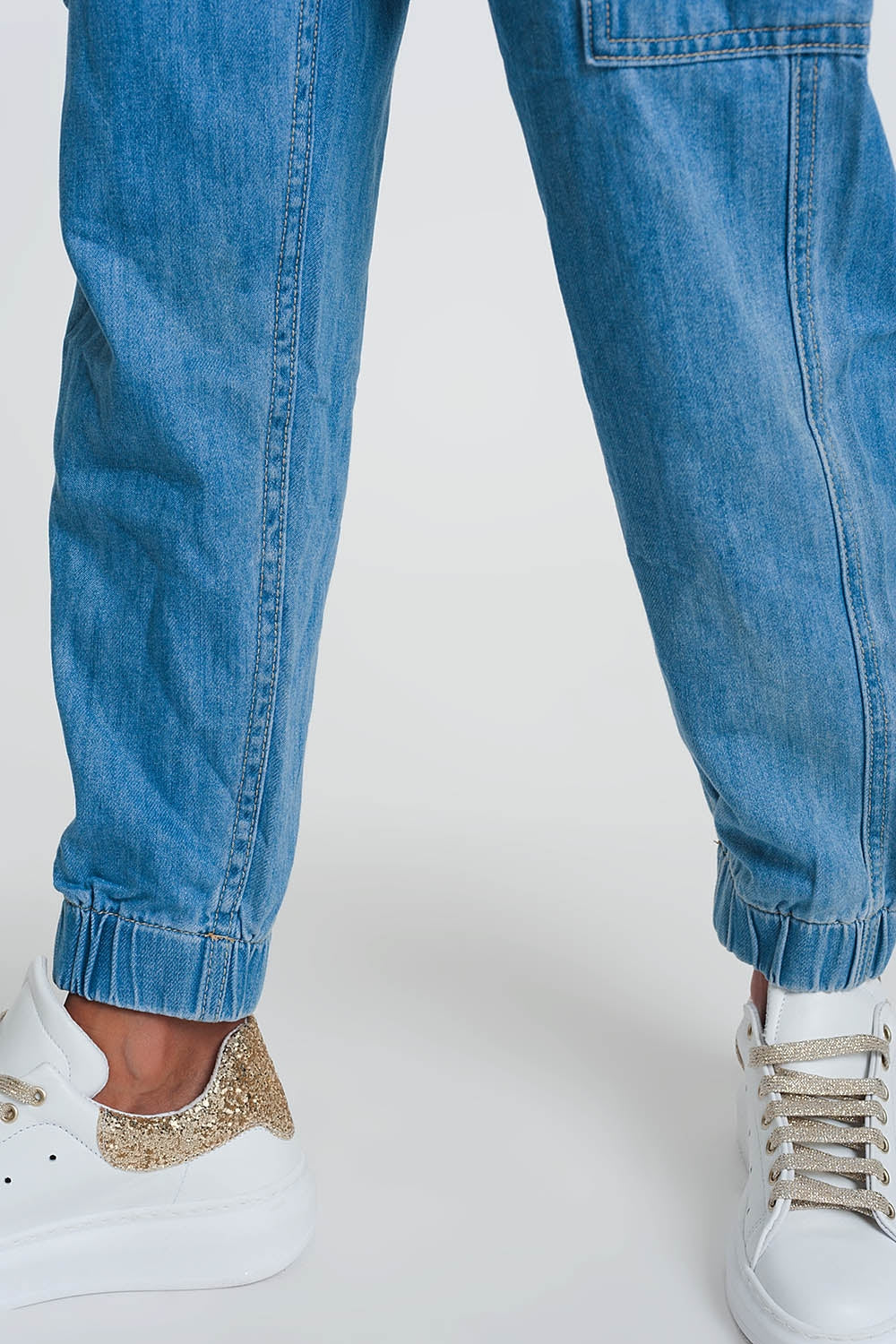 Jogger en jean léger avec poches en jean clair