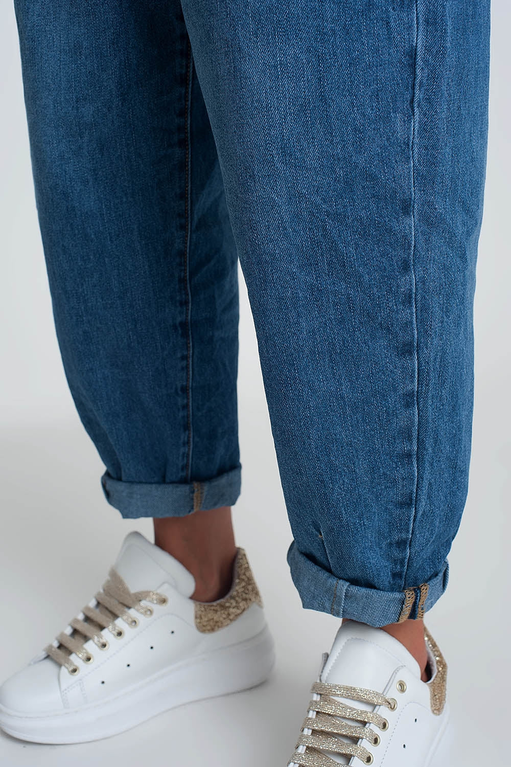 High waisted mom jeans with two ruffles in the waistline in dark wash blue