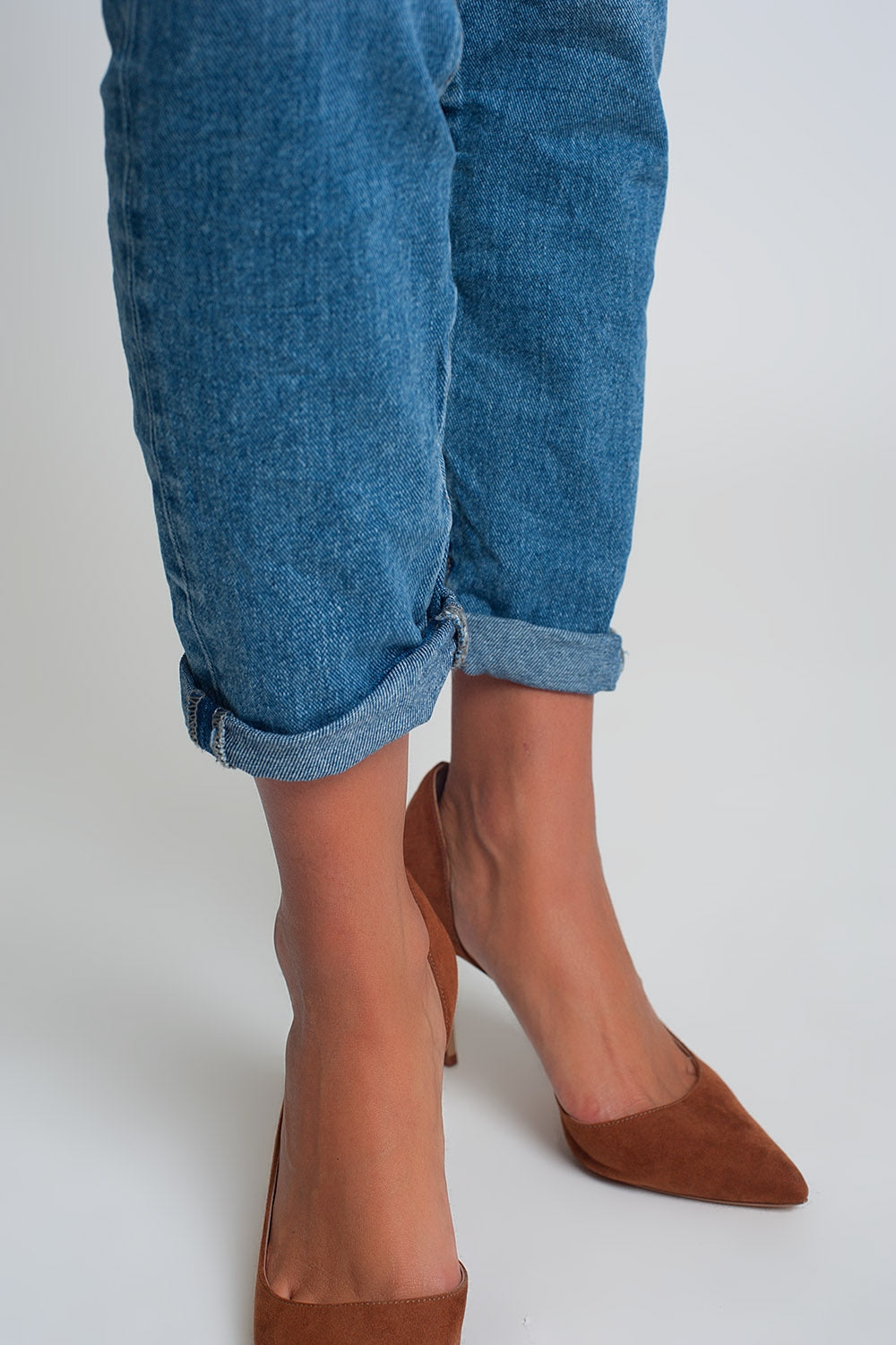 High waist mom jeans with ripped knees in dark wash blue - Denim