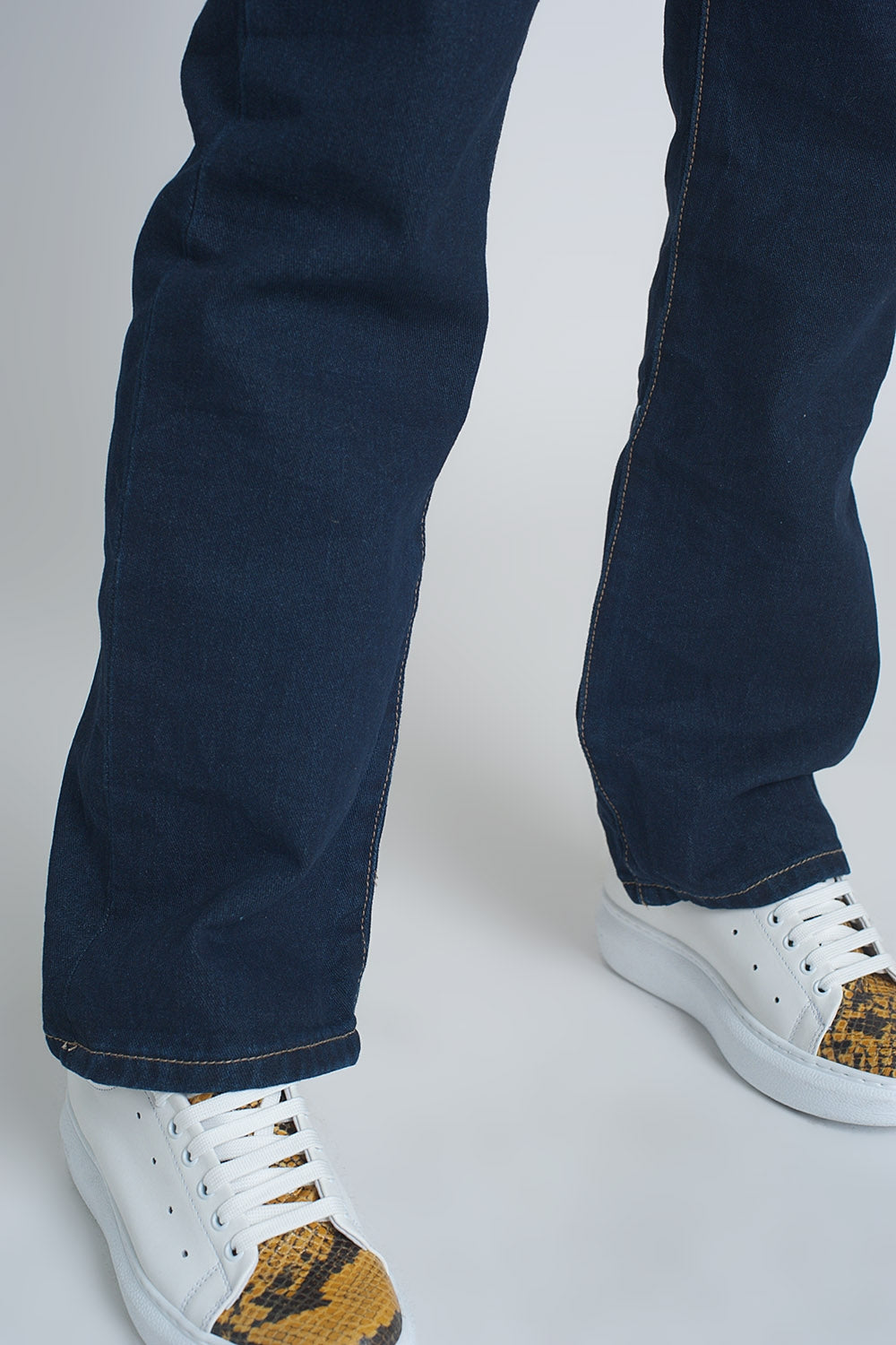 High rise straight cut jeans in dark blue - Denim