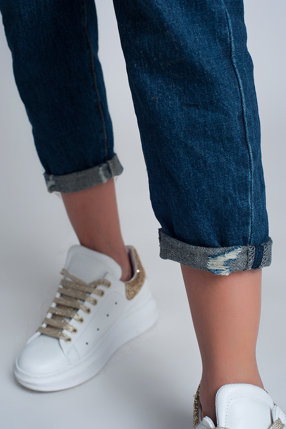 Jean mom slim taille haute délavage bleu avec déchirures sur le devant