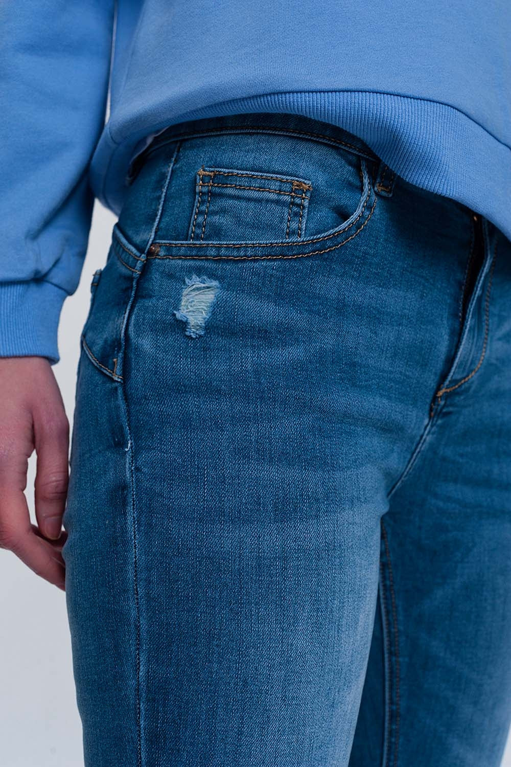 Jean skinny en denim clair avec ourlets repliés et détails déchirés