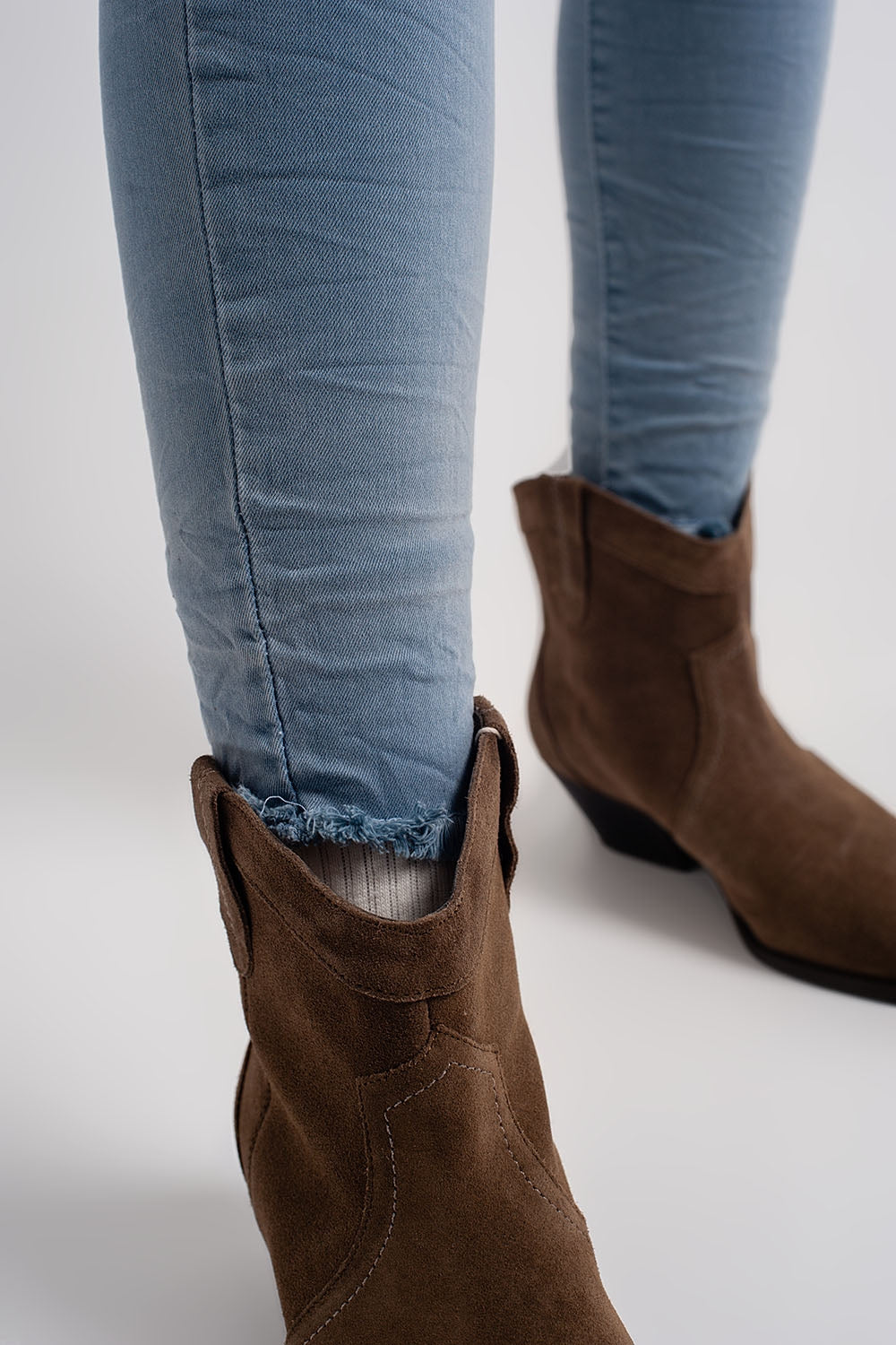 Jean with distressed knee in blue