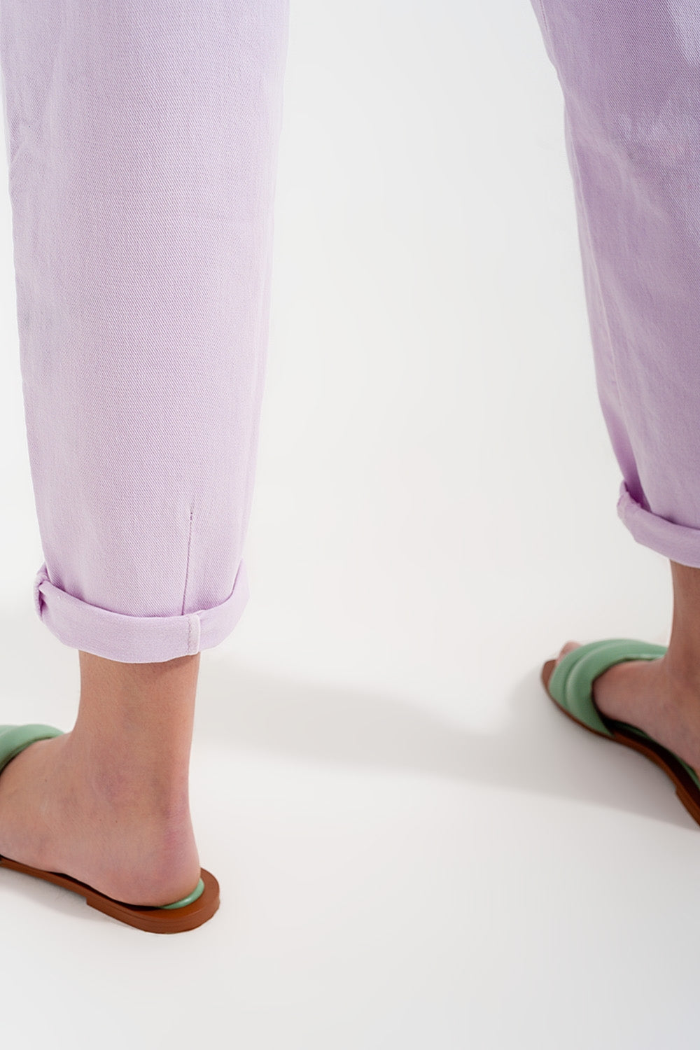 High rise mom jeans with pleat front in lilac - Coloured Jeans