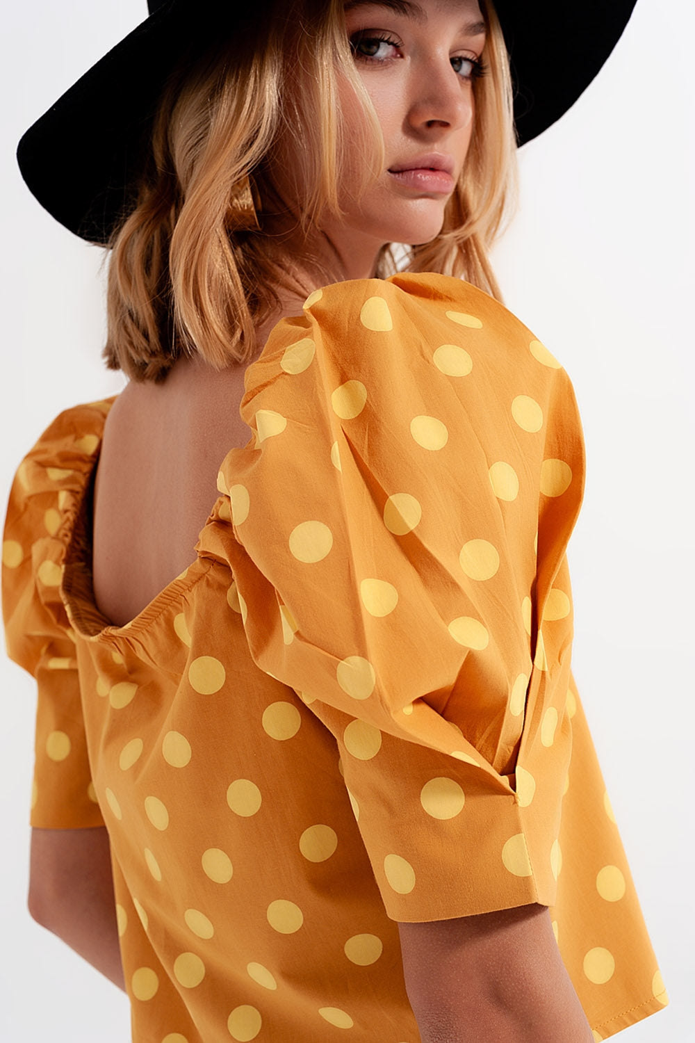 Polka dot top with puffed sleeves and square neckline in yellow