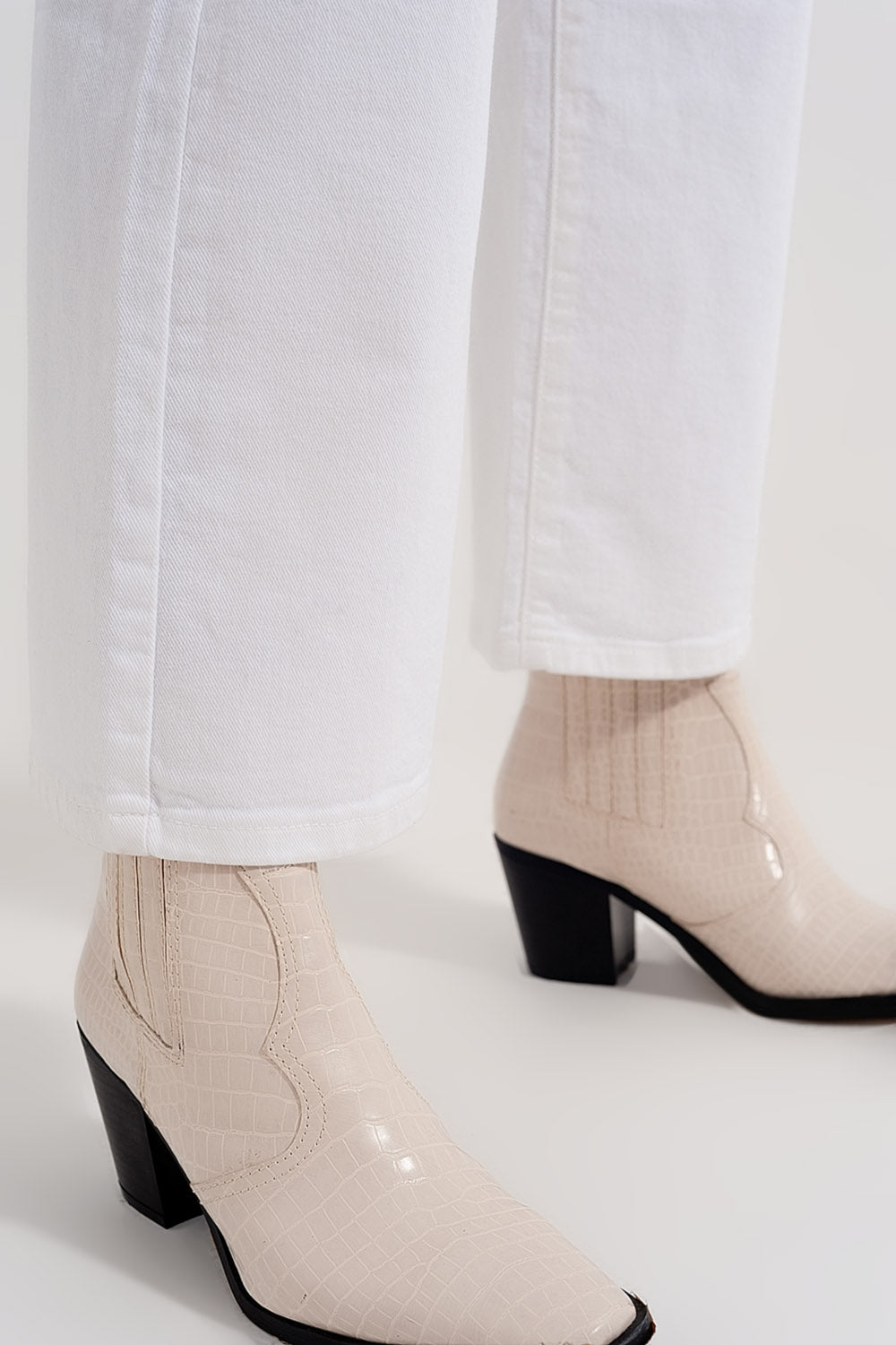 Straight leg ankle grazer jeans in white - Jeans