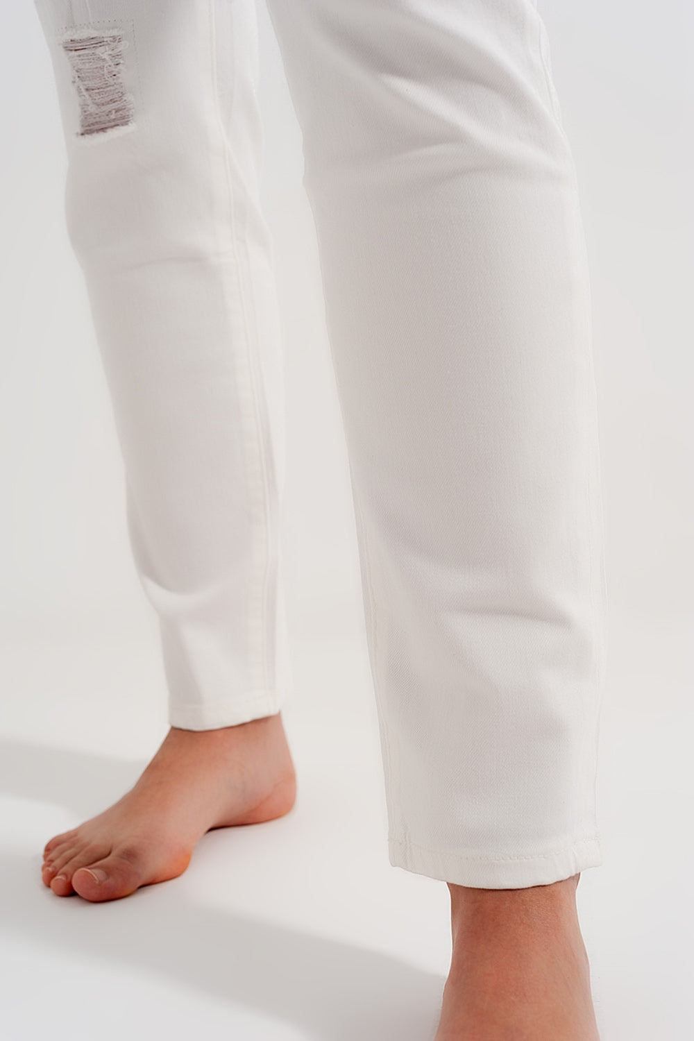 Slim jeans in white with distressing - Coloured Jeans