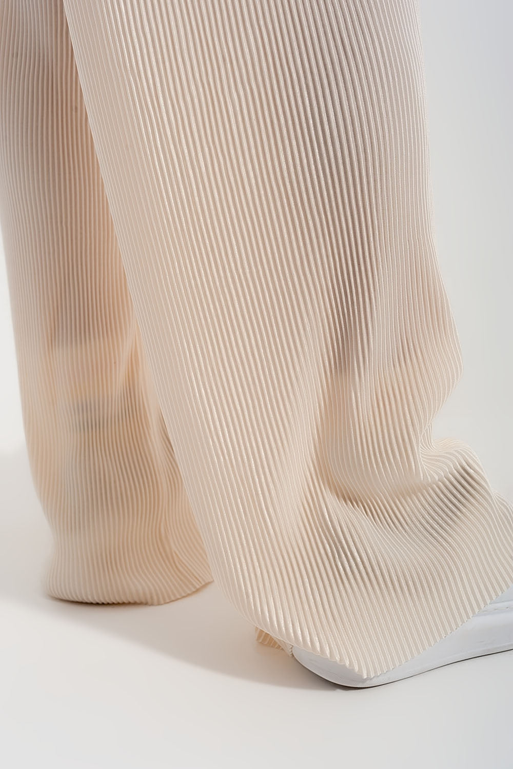 Relaxed wide leg trousers in plisse cream - trousers