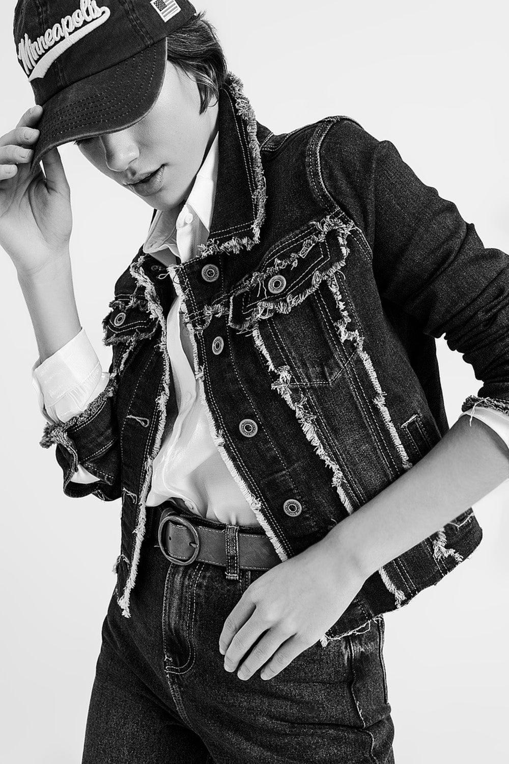 Denim jacket with frayed design and unfinished hem