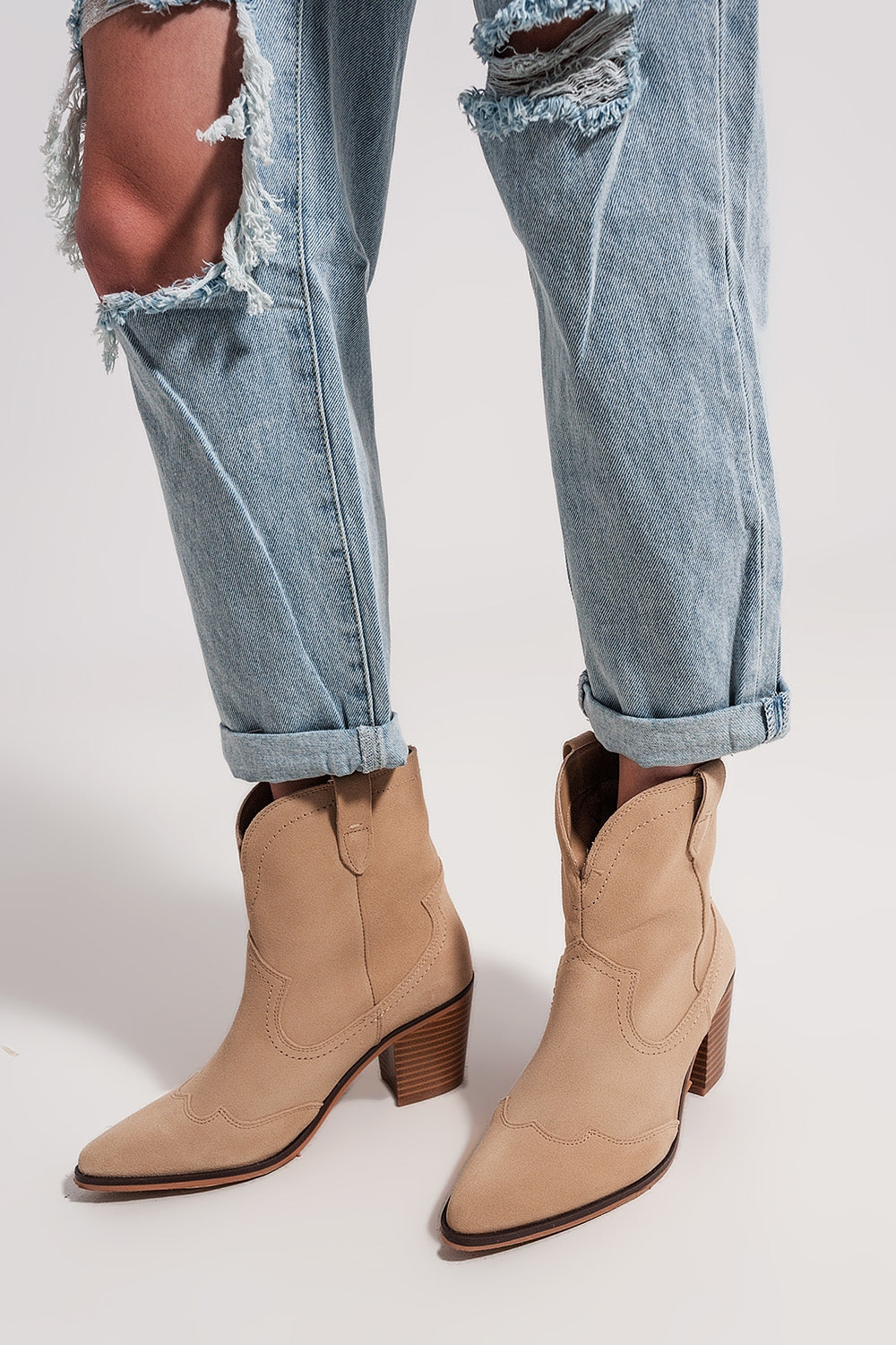 High rise mom jeans in lightwash with rips - Denim