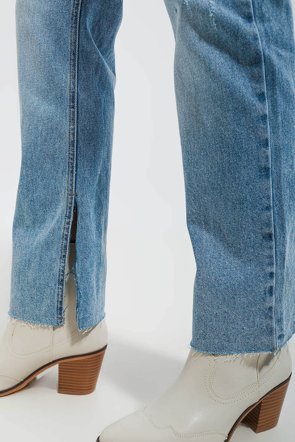 Jeans in light wash with raw hem