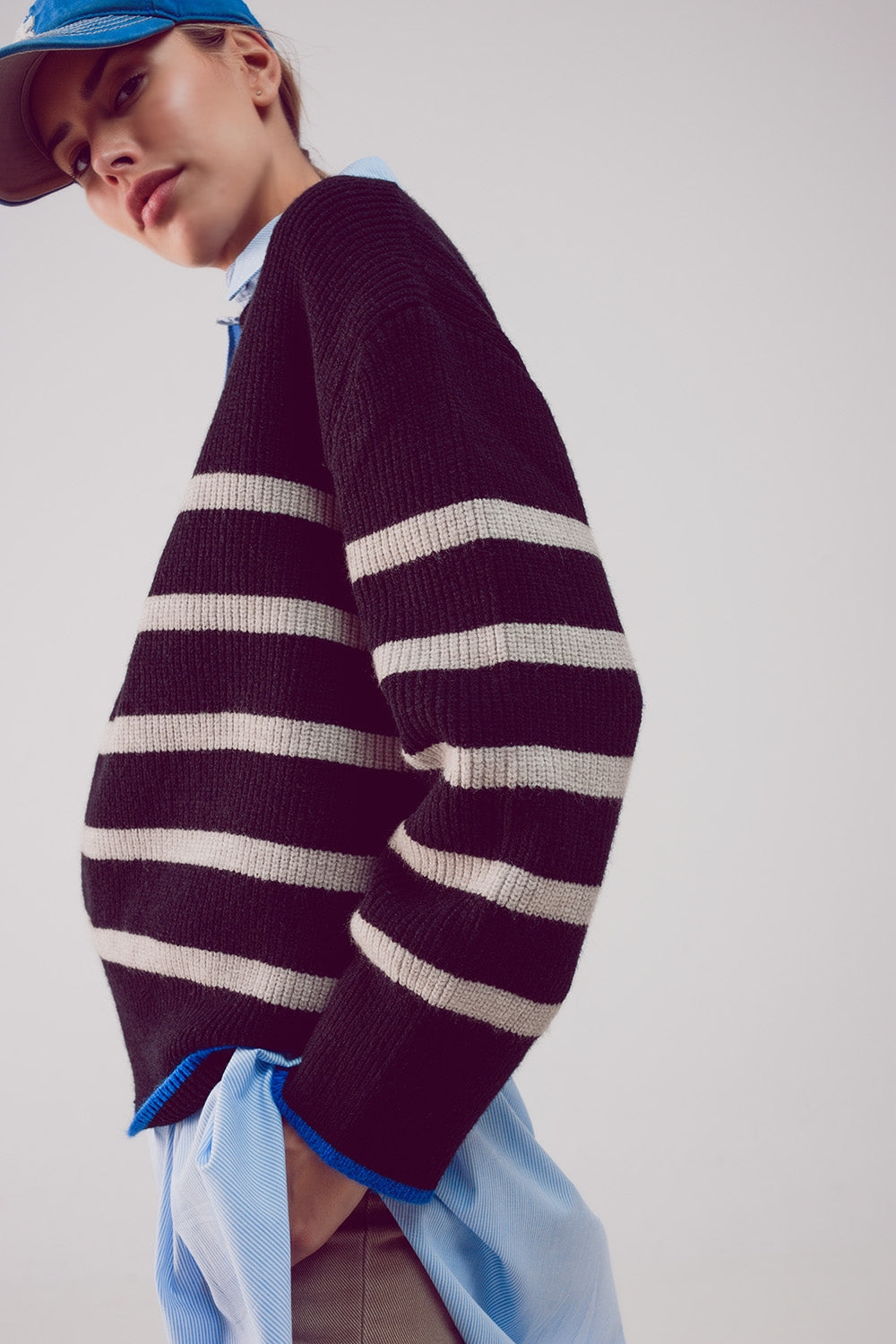 Relaxed jumper in stripe pattern in black