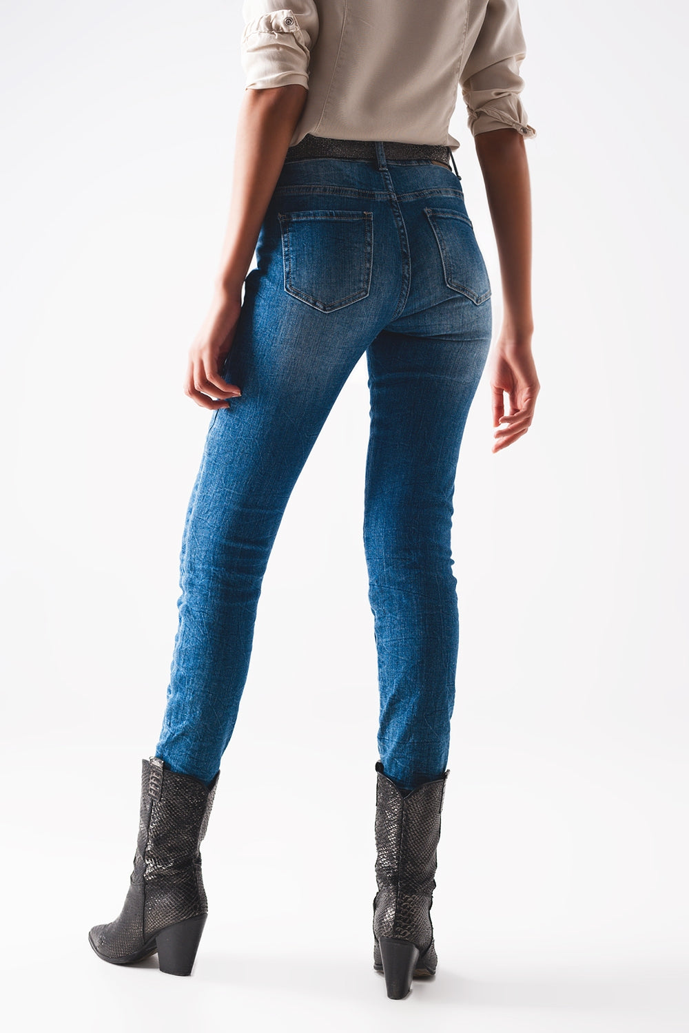 Skinny jeans in distressed blue
