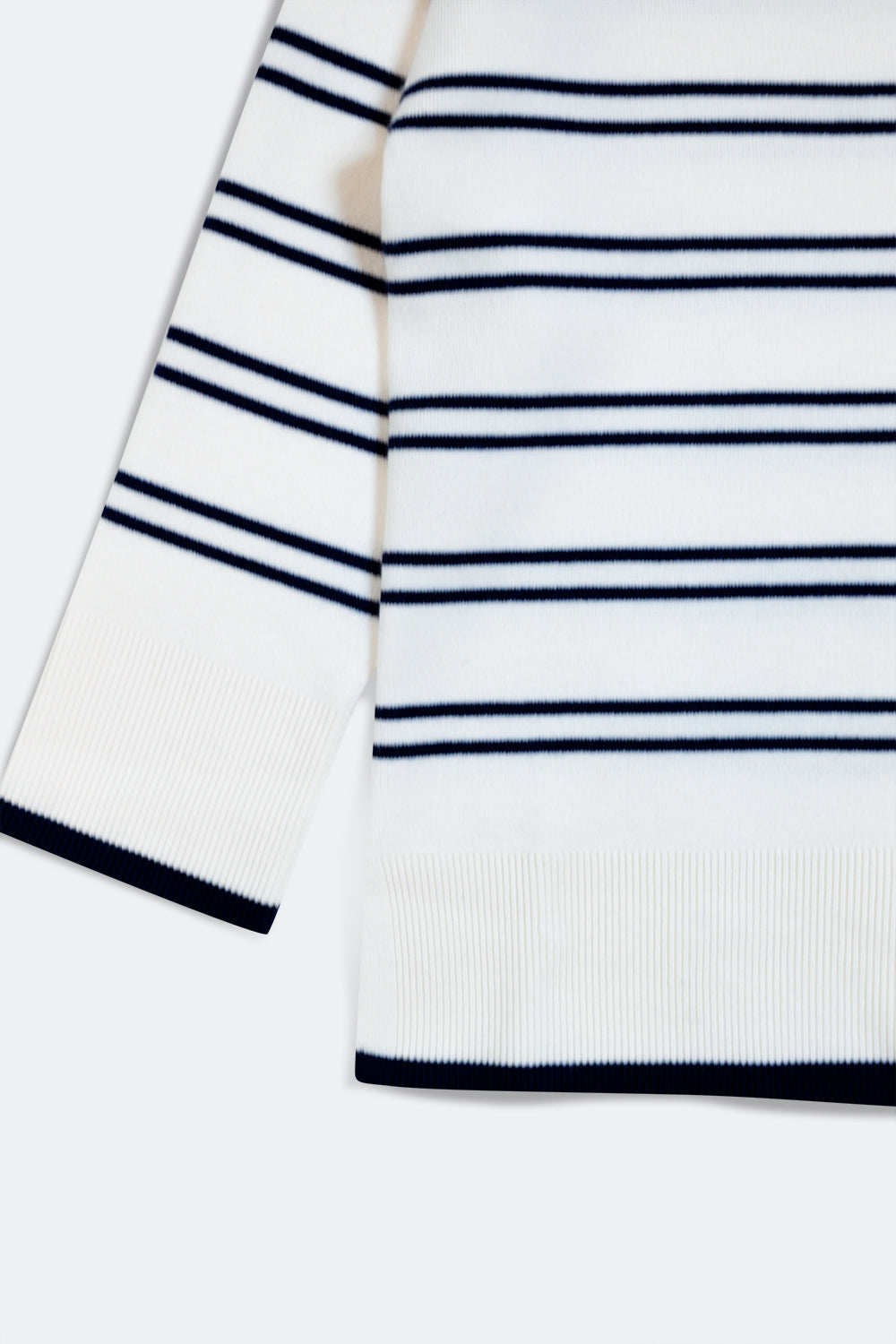 Sweater in white with navy stripe