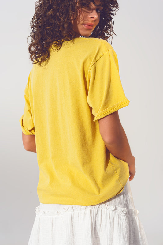 T-Shirt with Vintage 18 Text in yellow - top