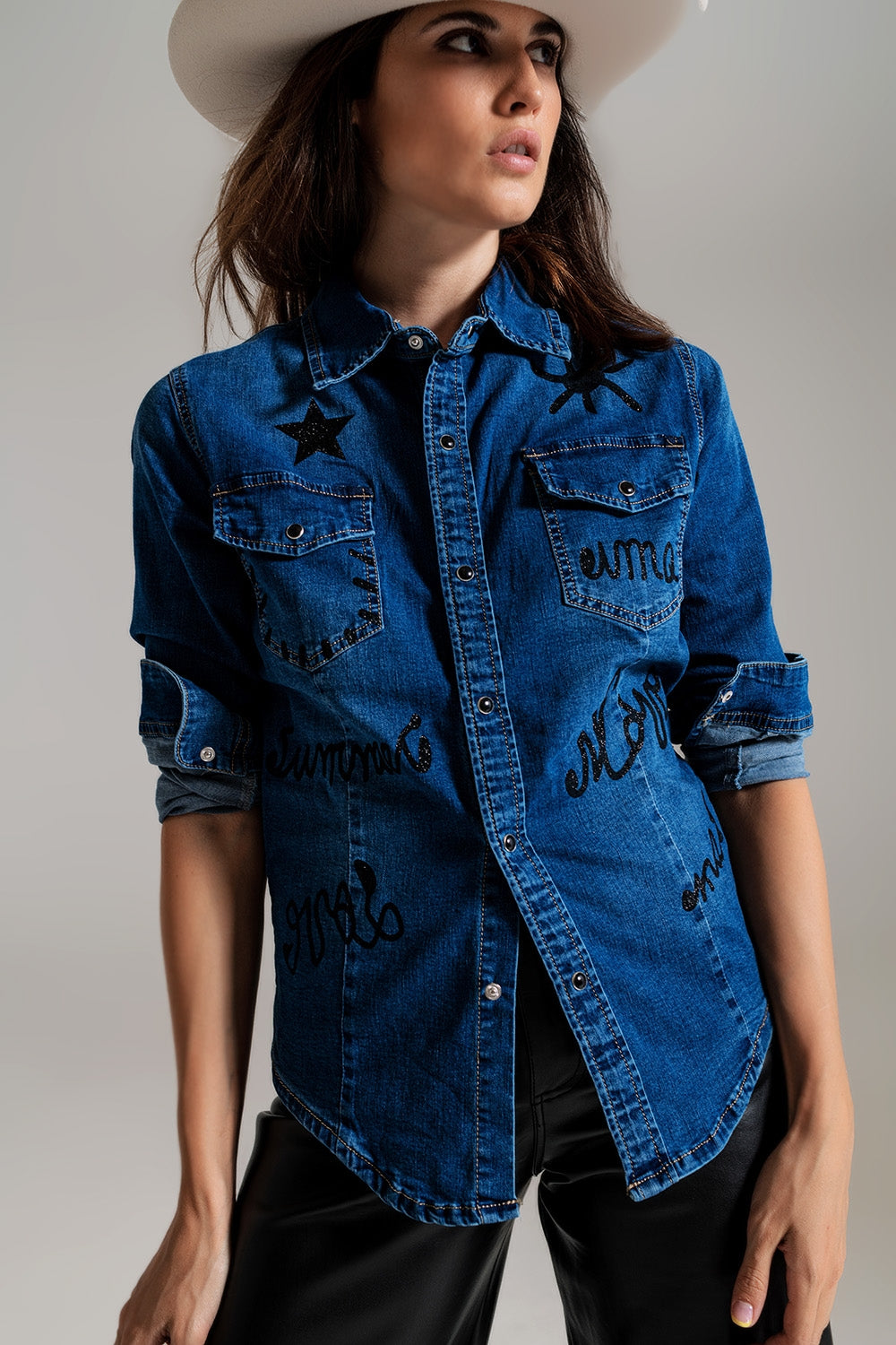 chemise en jean ajustée avec détails graphiques noirs et strass