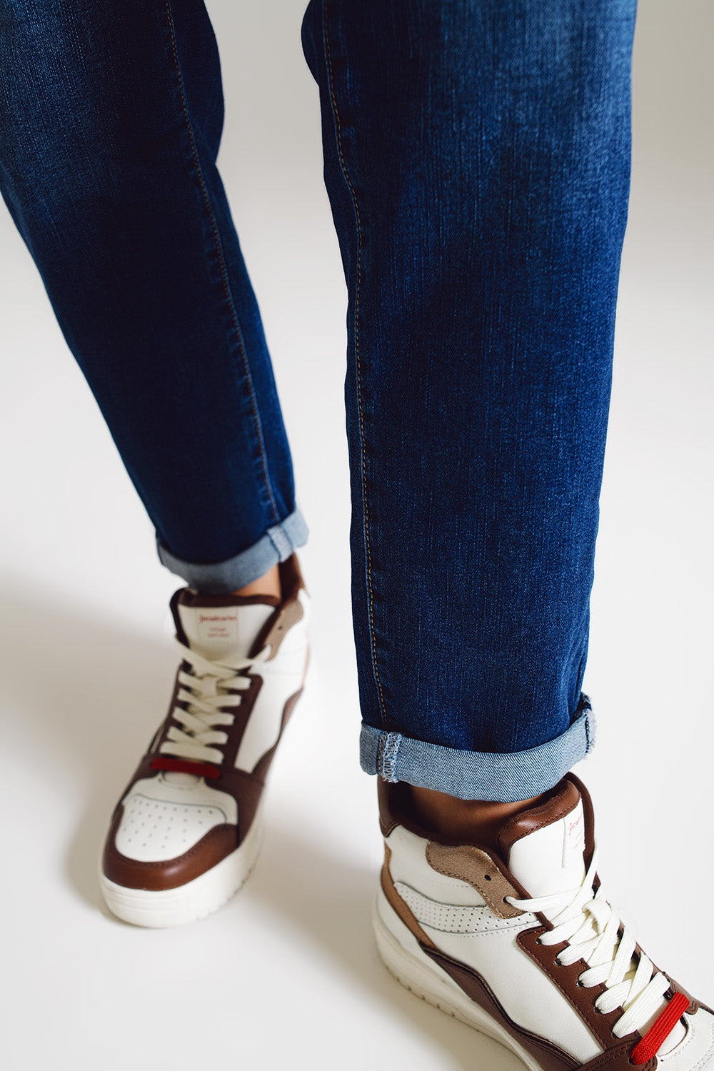 High waisted mom jean in medium wash - Denim