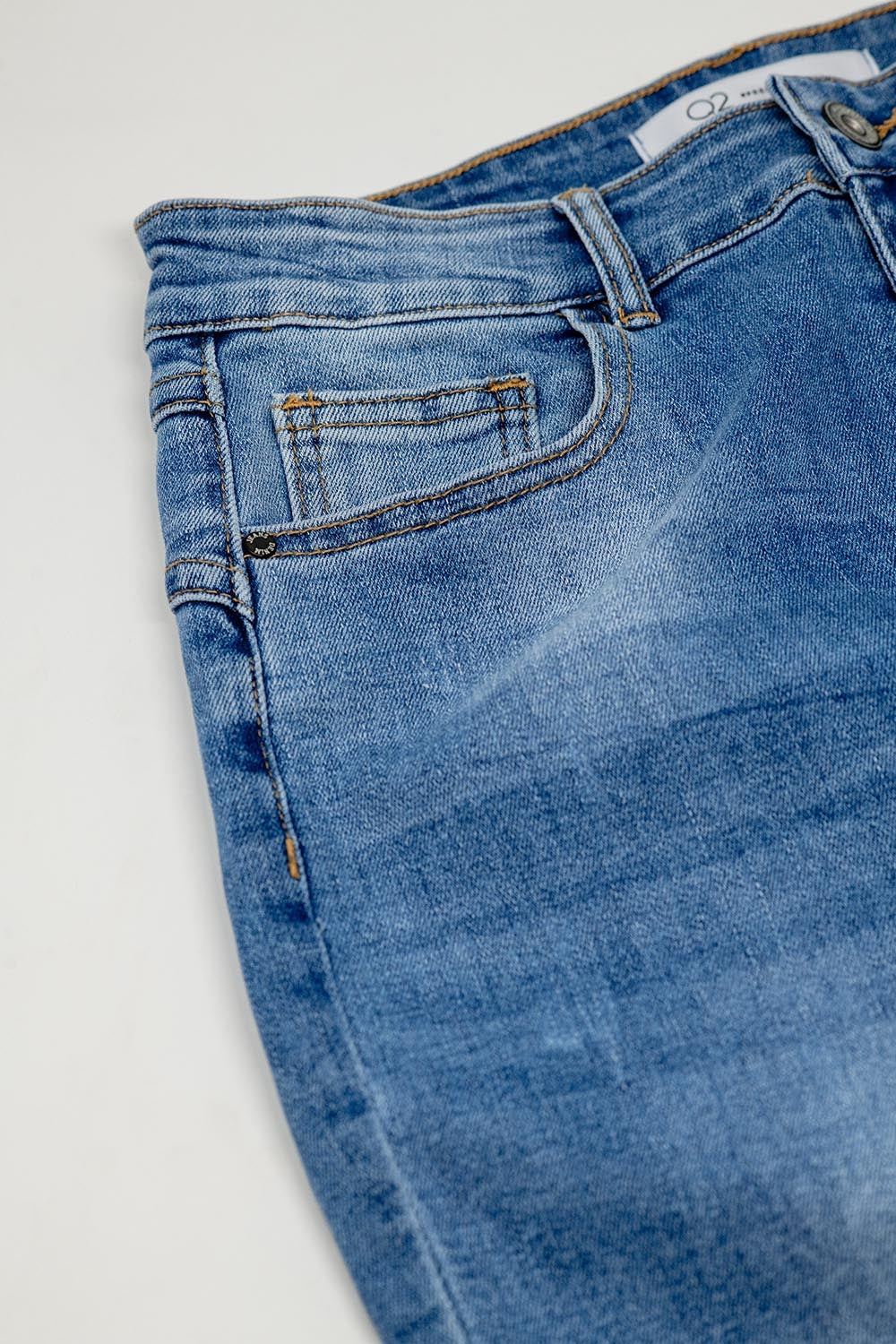 Jean push-up à effet délavé avec cinq poches et bas de jambe brut