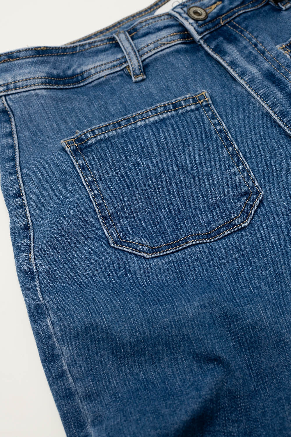 Jean coupe droite avec poches avant apparentes, délavage moyen