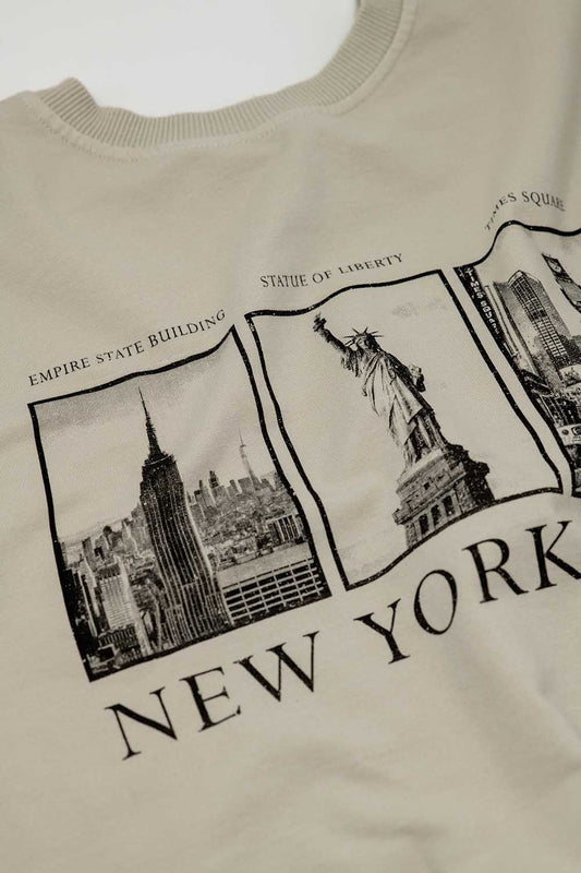 Beige long-sleeved sweatshirt with new york city printed - Sweaters