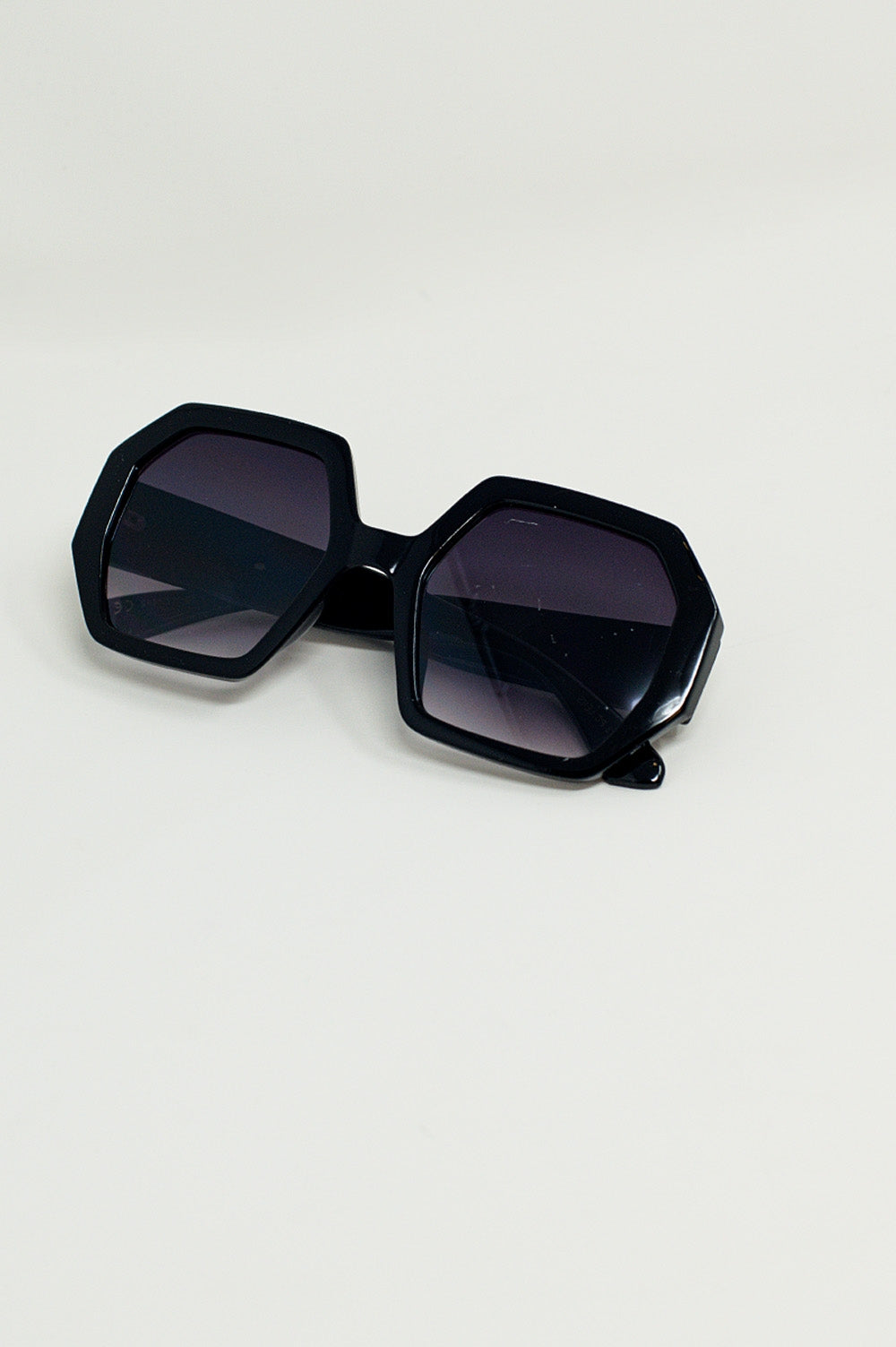 Black Hexagonal Oversized Sunglasses In Vintage - Sunglasses