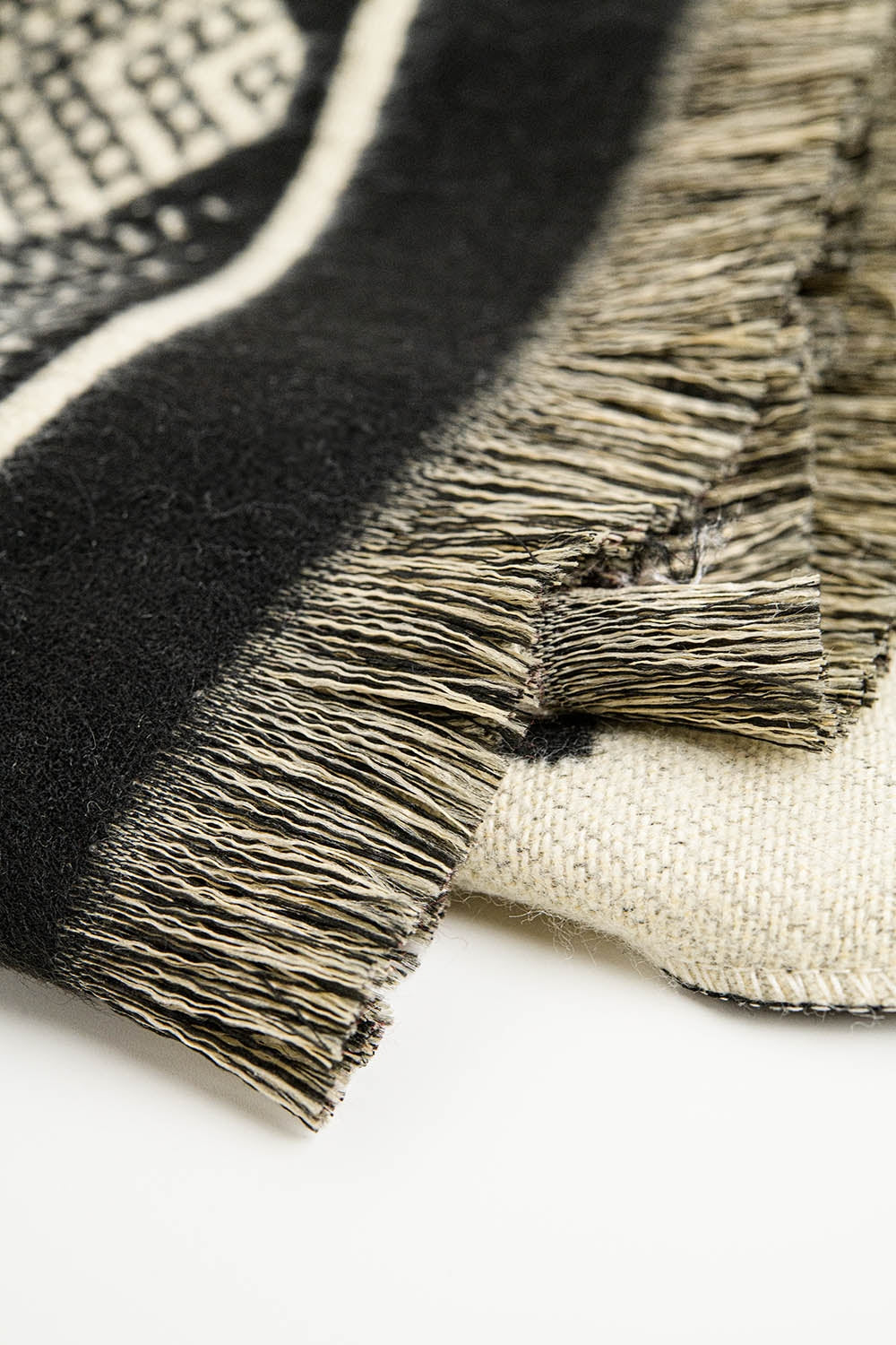 Black knitted scarf with geometric print - Scarves