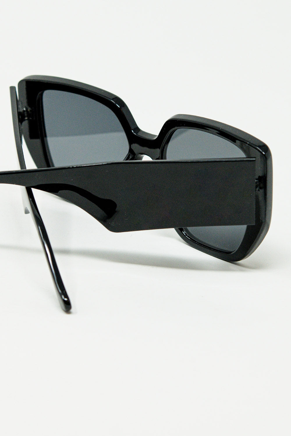 Black pin-up style sunglasses with geometric design and cat eyes - Sunglasses