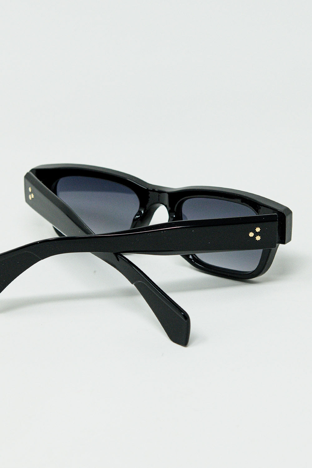 Black sunglasses with oval frame with gold detail - Sunglasses