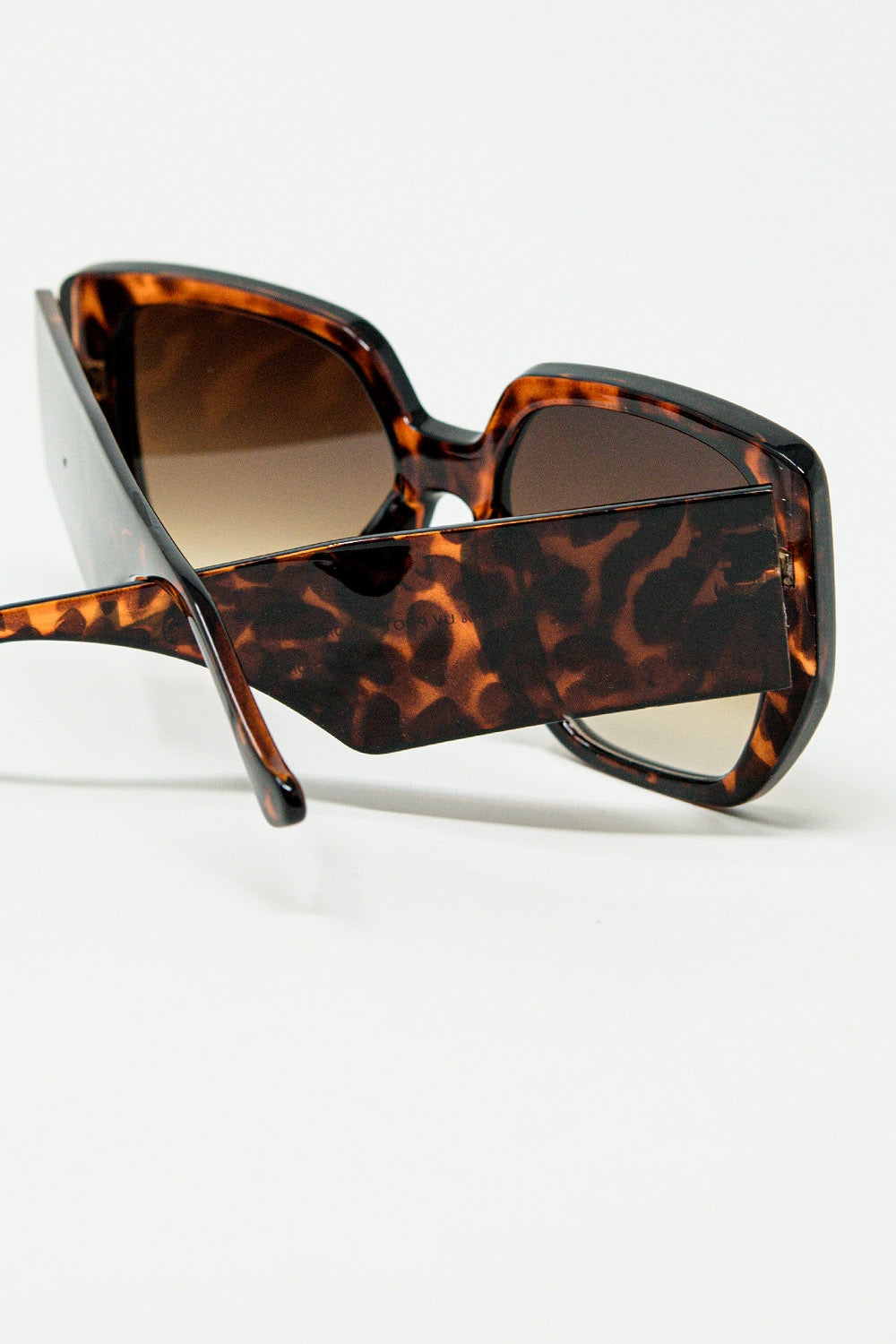 Brown pin-up style sunglasses with geometric design and cat eyes - Sunglasses