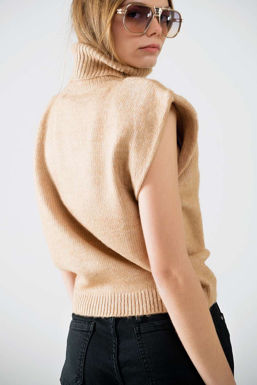 Cozy turtleneck sleeveless sweater in camel - Jumpers