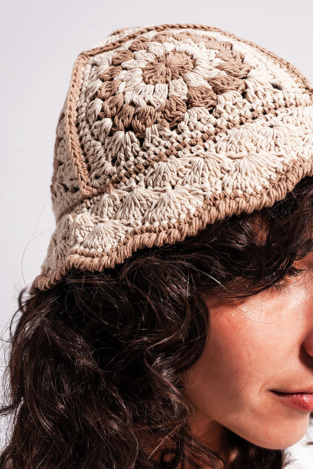 Crochet bucket hat with daisy detail in beige - Hats