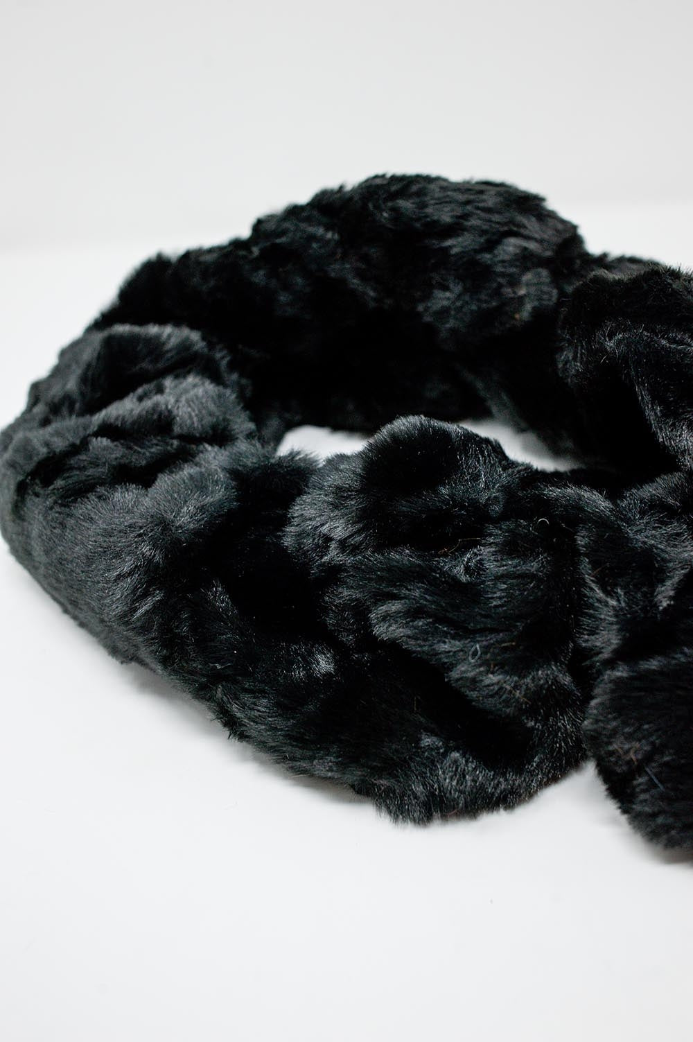 Faux fur collar in black - Necklaces