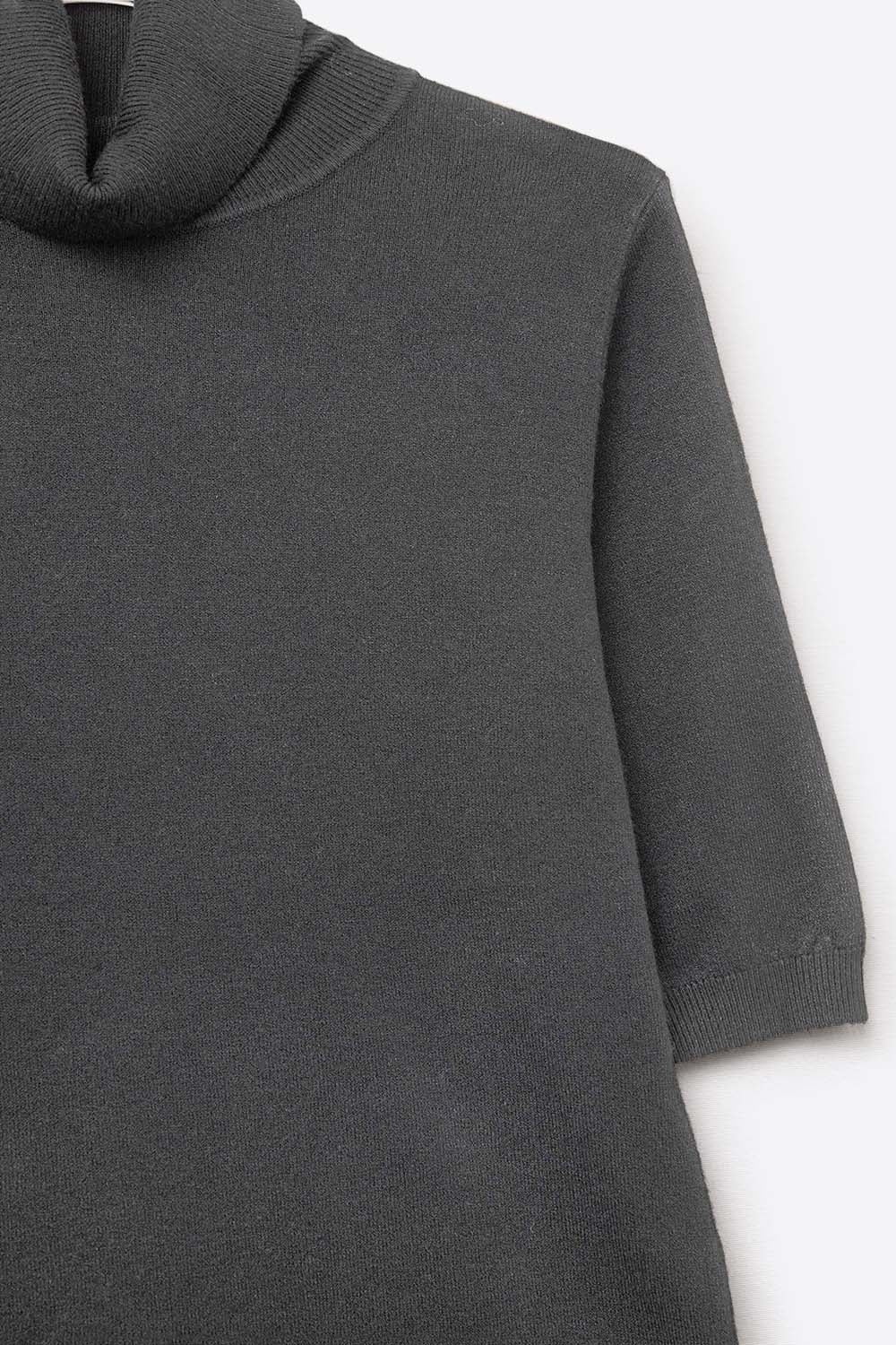 Fine knit sweater in black with a high neck and elbow-length sleeves -