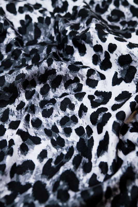 Fine woven scarf with leopard print in grey - Scarves