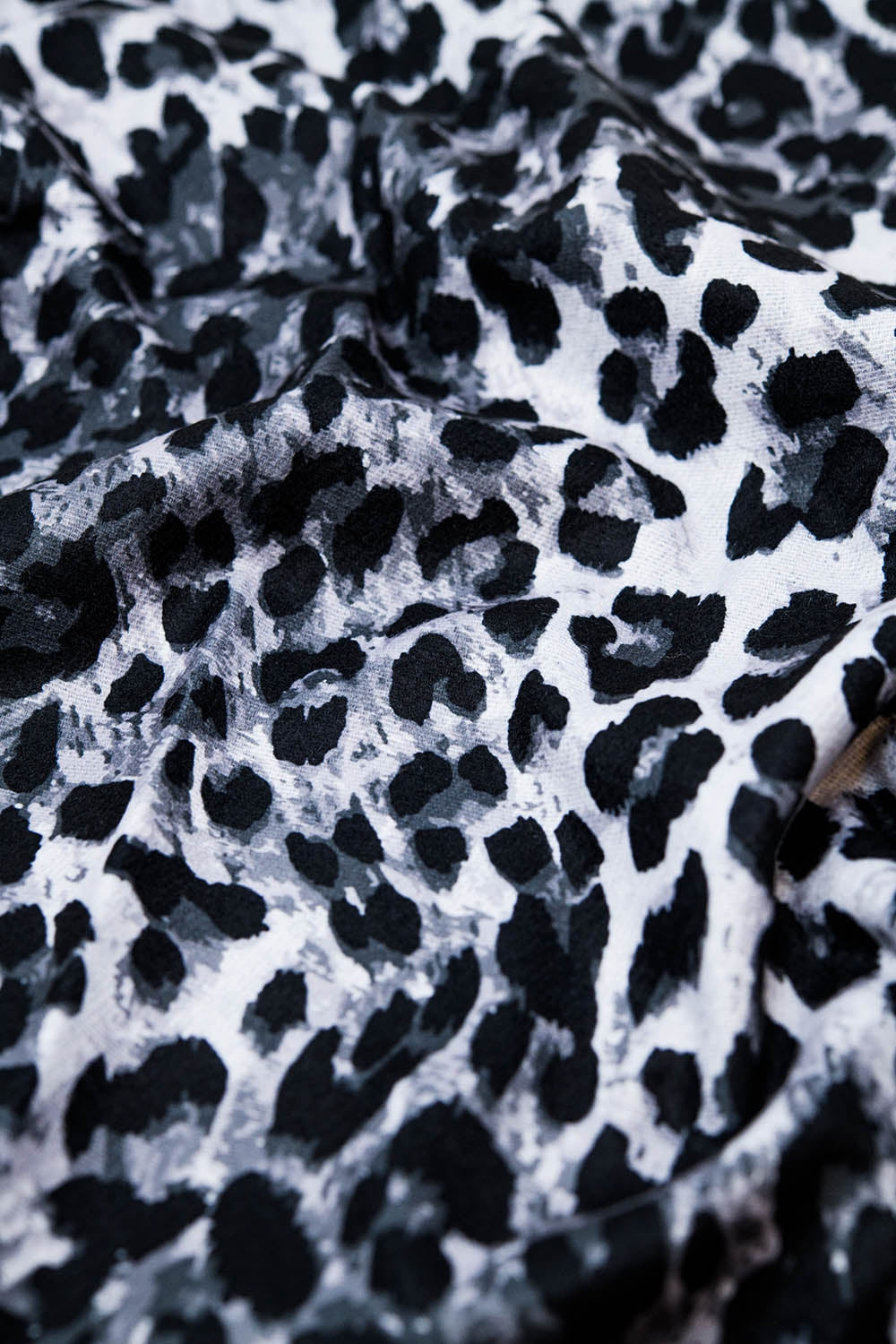 Fine woven scarf with leopard print in grey - Scarves