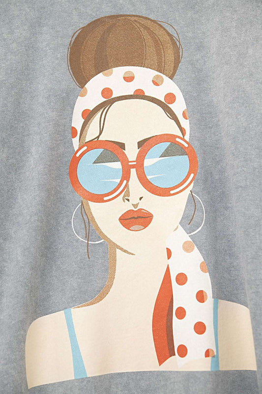 grey T-shirt made in Italy with a vintage girl graphic - T-Shirts