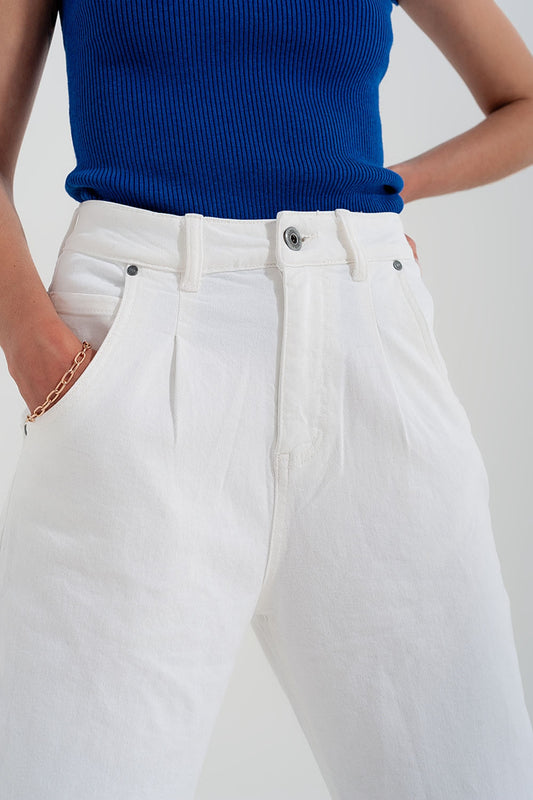 High rise mom jeans with pleat front in white - Jeans