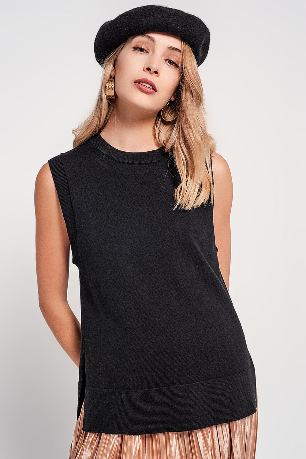 Knitted vest in black - Jumpers