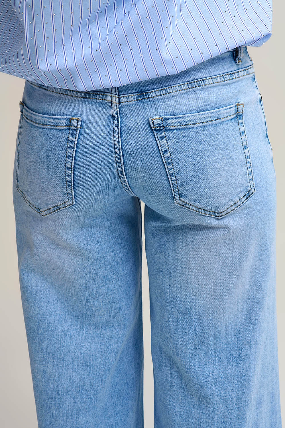 Light Wash Wide-Leg Jeans in Stretch Denim - Jeans