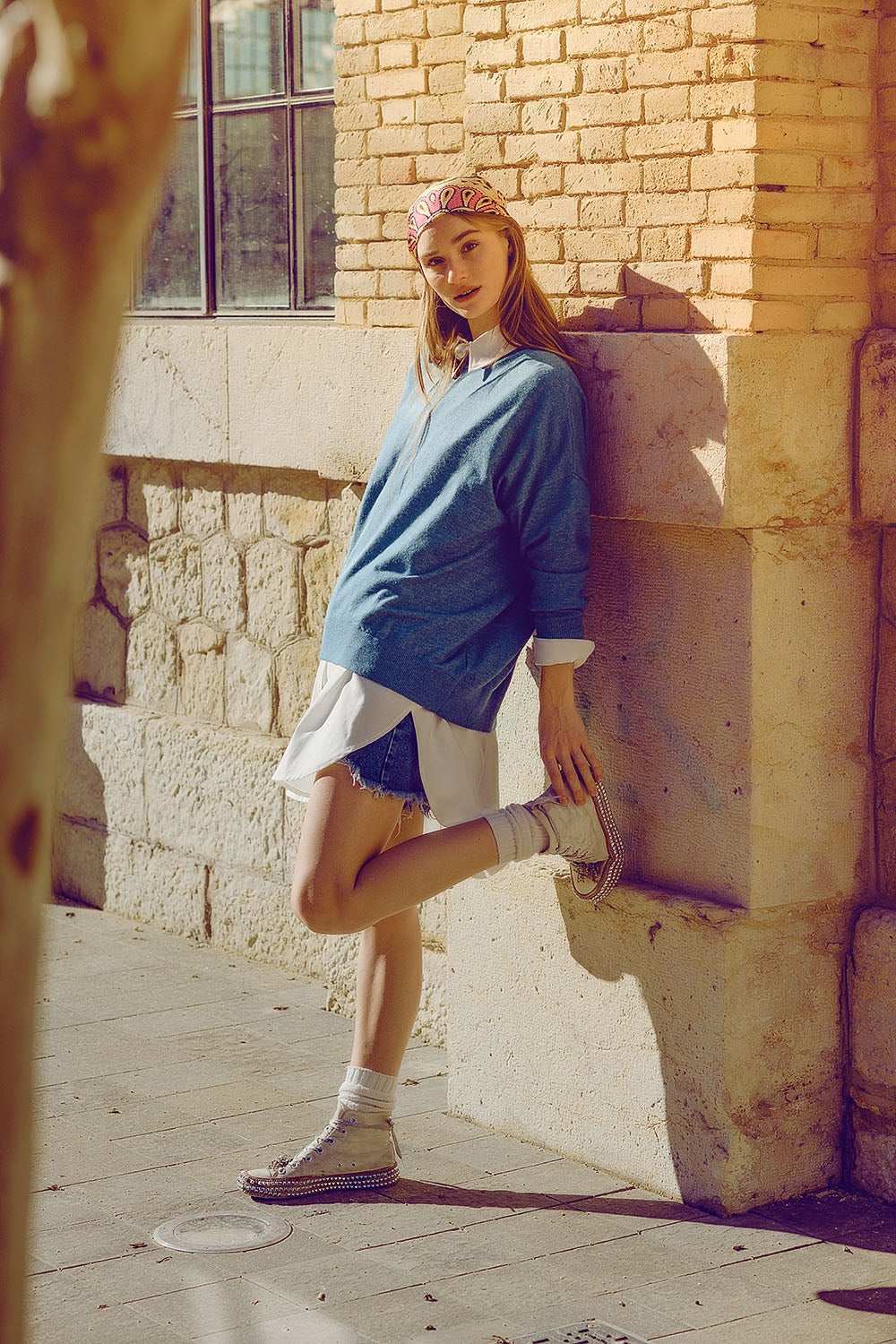 Loose fine-knit sweater in blue with a round neck - Jumpers