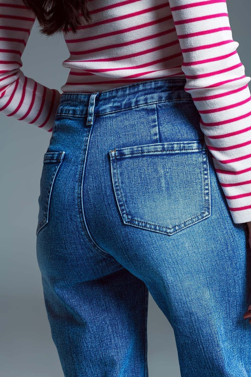 Low Waisted Jeans With Wide Leg And Marine Style Front Pockets in Mid Wash - Jeans